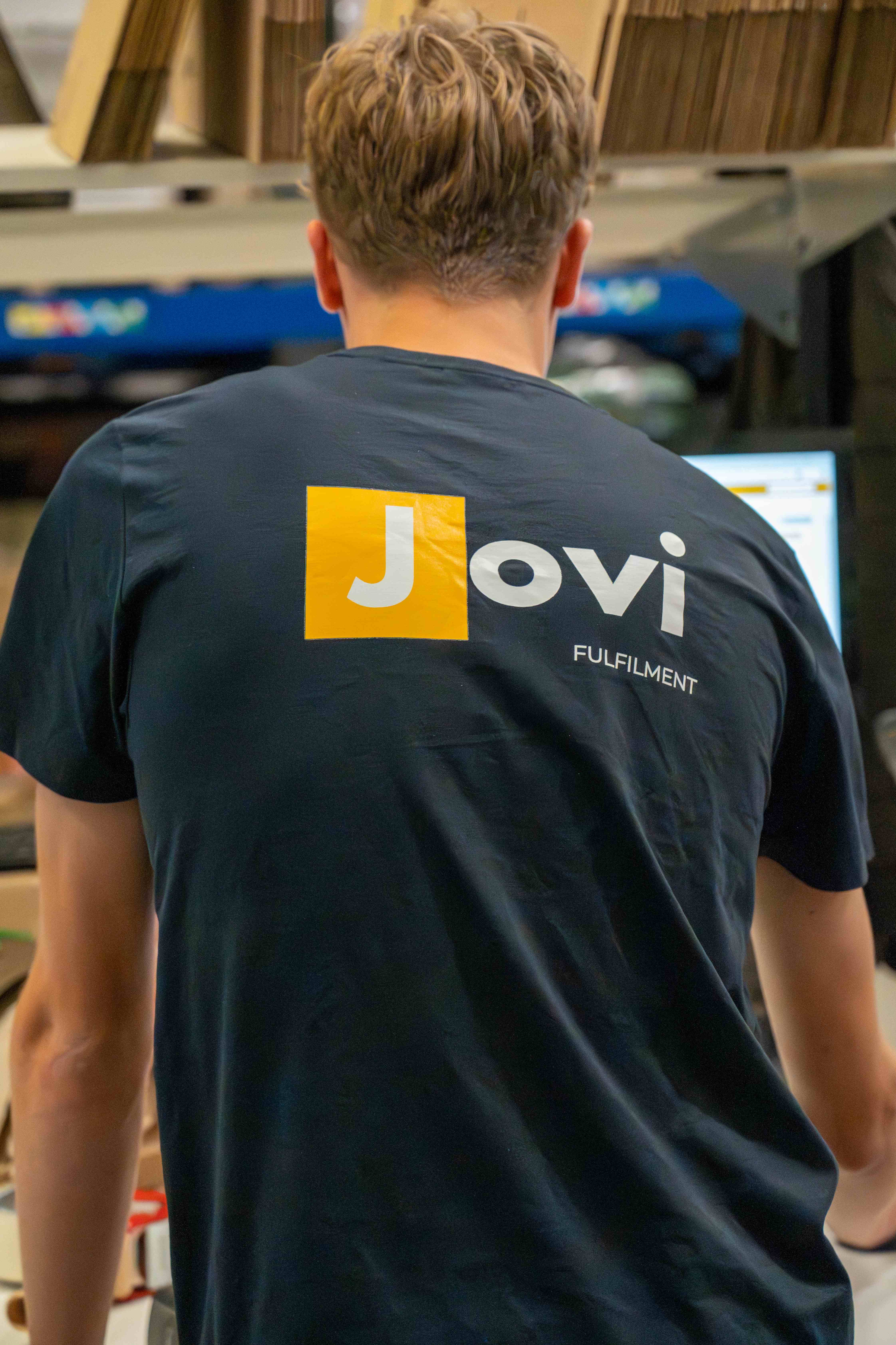 Jovi Fulfilment medewerker in het magazijn